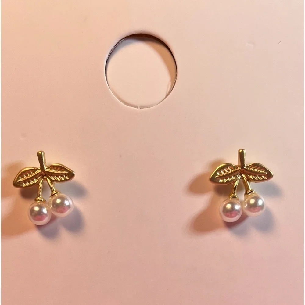 Women’s fashion jewelry, artificial pearls, gold tone leaves pierced earrings - Picture 2 of 5